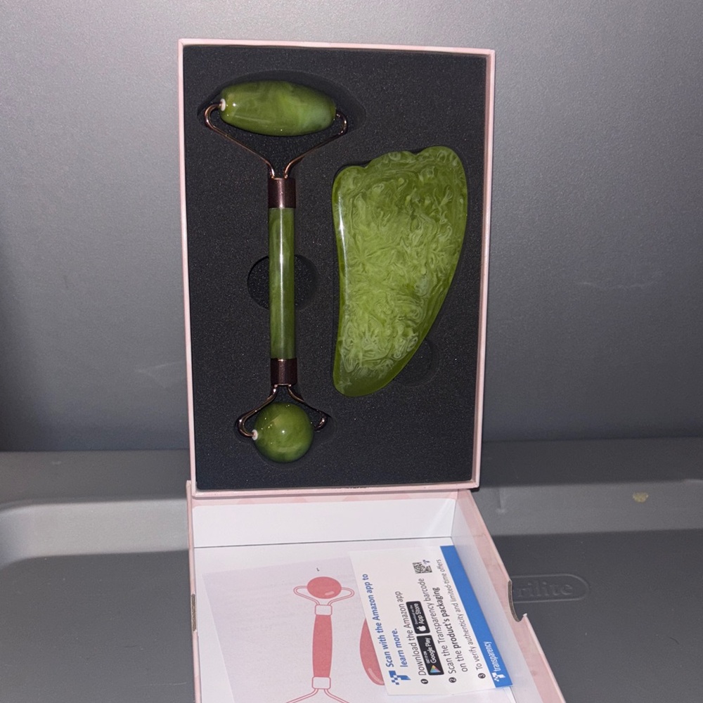 Green Facial Roller and Gua Sha Set
